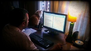 Ben çalışırken, Susan dışarıyı izliyor...